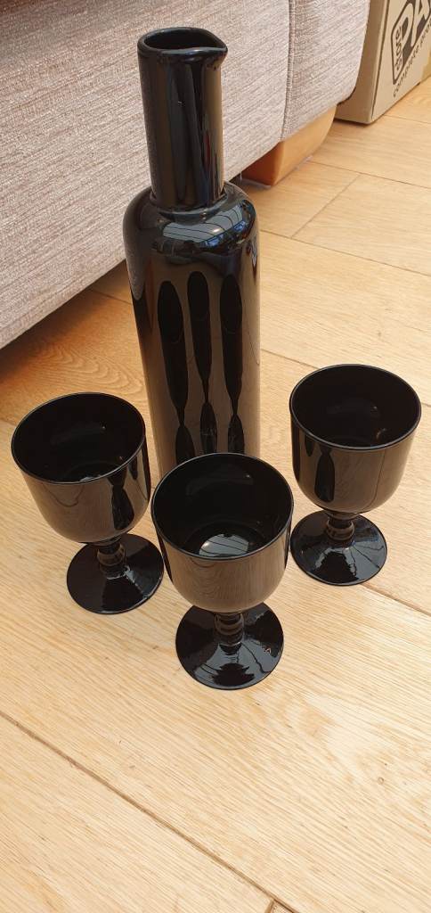Black glass carafe with 3 black glasses