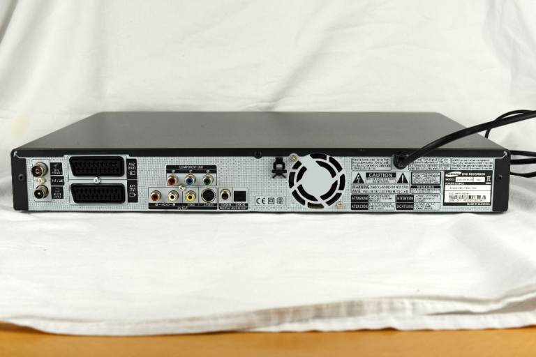 Samsung DVD-SR150M RAM-RW-R Multi Format DVD Recorder Player with remote control.