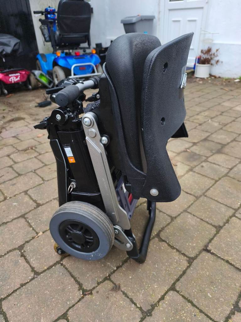 Manual folding 4mph car boot mobility scooter with lithium batteries. Collection only 