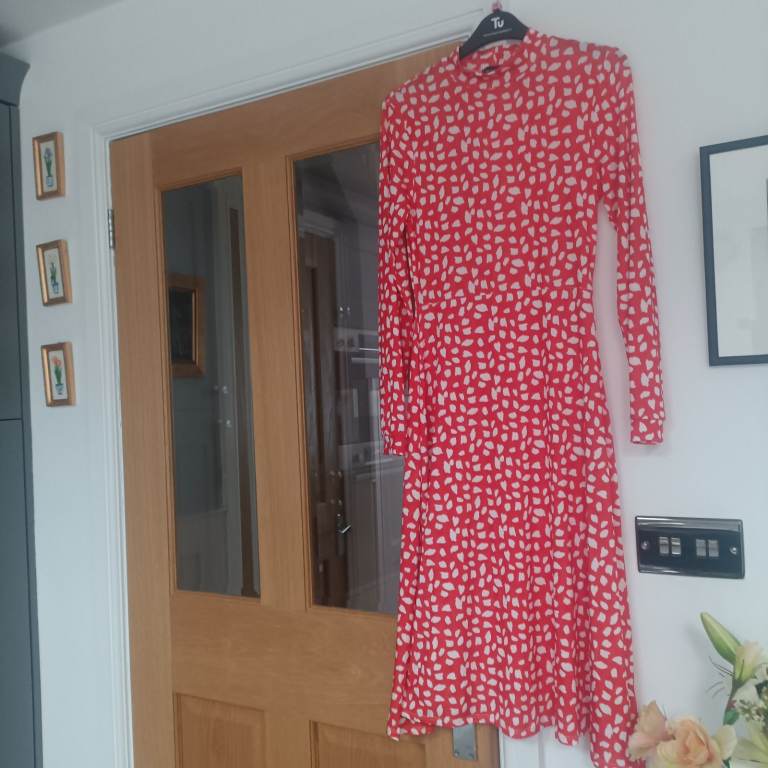 Ladies Boohoo orange pattern dress. Size 10 