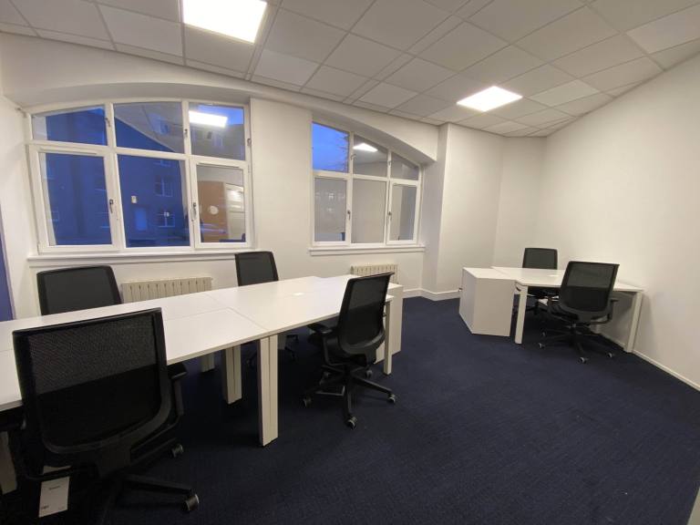 Aberdeen - AB25 1HF \ Office Space for Rent with a 5-Desk Layout