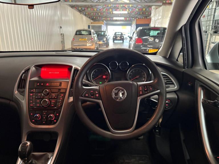 2014 Vauxhall Astra 1.4i 16V Design 5dr HATCHBACK PETROL Manual