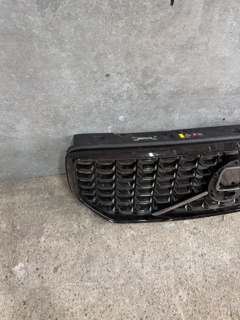 VOLVO XC40 FRONT GRILLE  2022-ON GENUINE  ALL BLACK 32409406