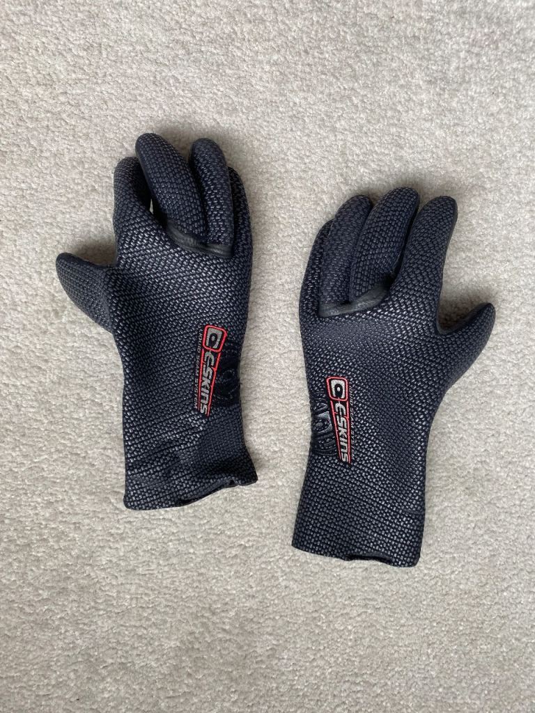 Wetsuit gloves size Medium 