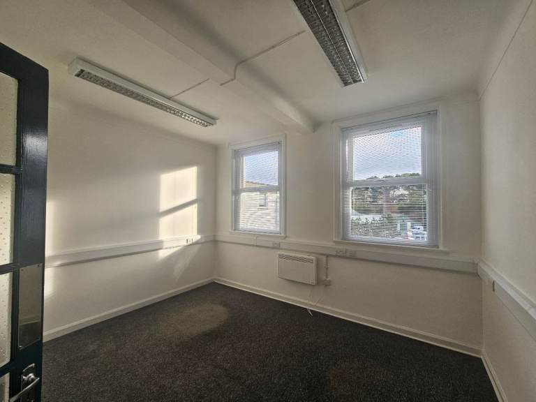 Bright & Professional 1st Floor Studio – Room 112