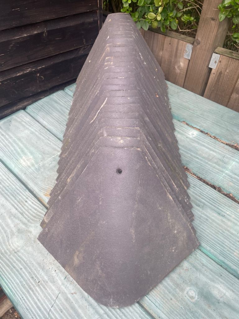 Bonnet hip roof tiles