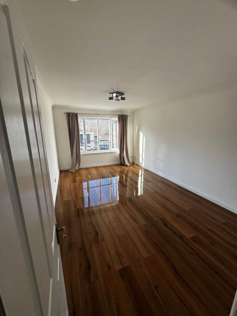 Bright 2 bedroom flat available 