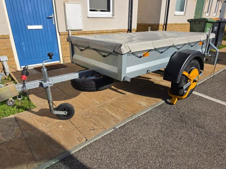 Trailer with cover 
