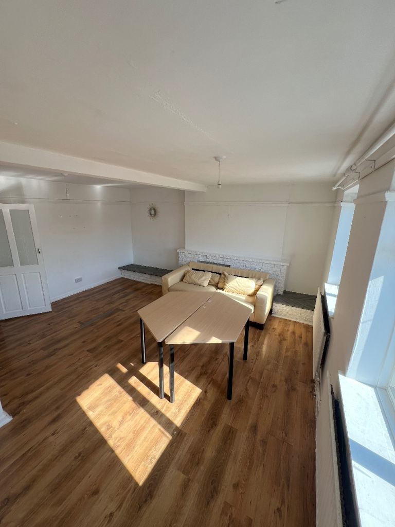 New to the market is this lovely, spacious 3 bed flat located over two floors.