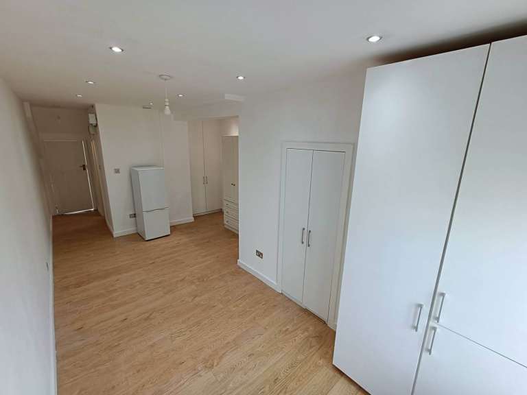 En suite double room with separate kitchen