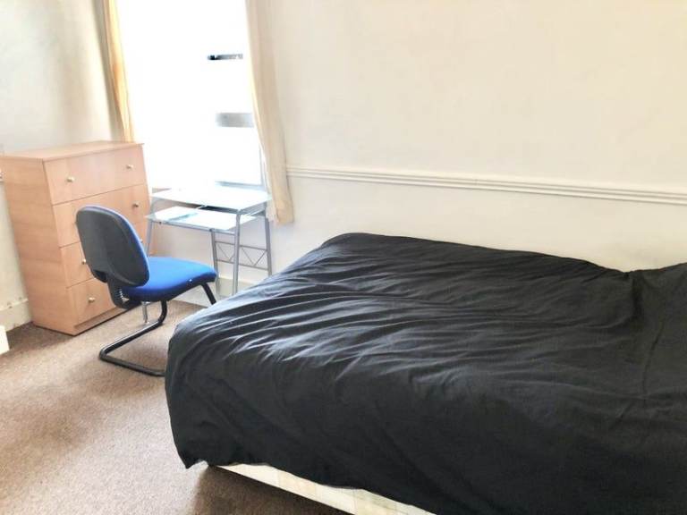 Beautiful Double Room close to Brunel Uni £725 Inc. Bills