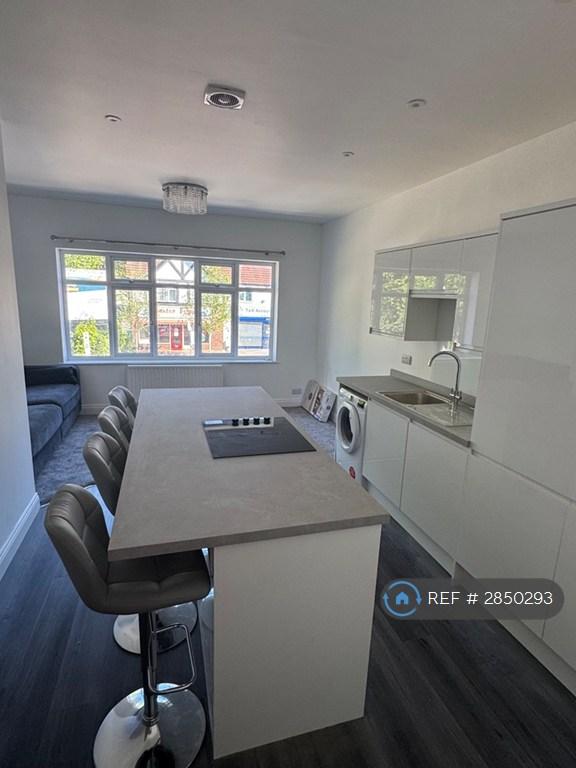 3 bedroom flat in Carshalton, Surrey, SM5 (3 bed) (#2850293)