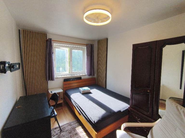 Contemporary Room with a Double bed Wandsworth Common