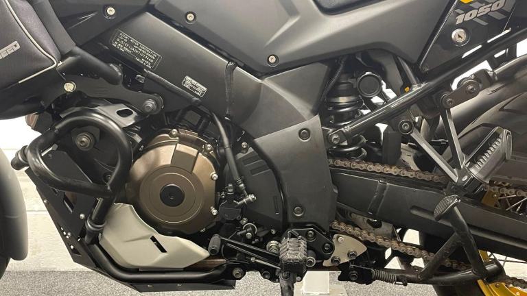 SUZUKI DL1050 TOUR ** FULL LUGGAGE - ENGINE BARS - 12 MONTHS MOT **