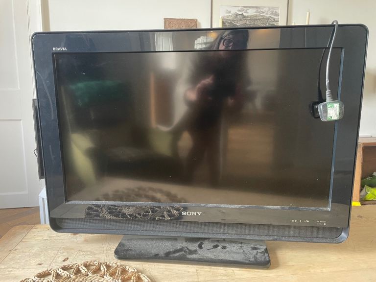 FREE / Sony BRAVIA KDL-32S4000 LCD TV – Black, Good Condition