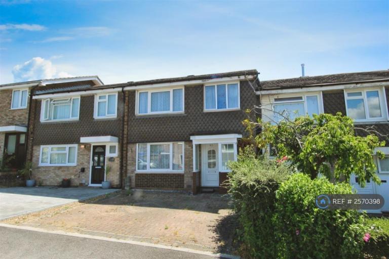 3 bedroom house in Prince Charles Avenue, Minster On Sea, Sheerness, ME12 (3 bed) (#2570398)