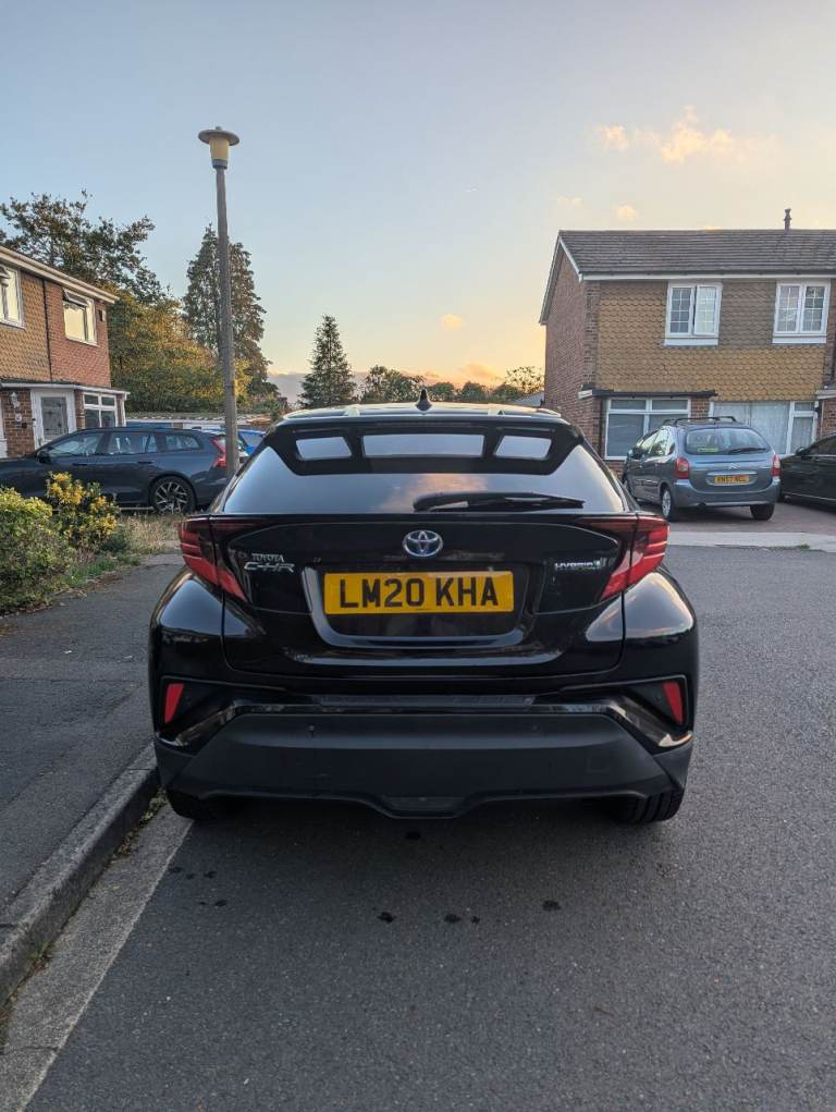 Toyota C-HR Excel 1.8 VVT-i Hybrid Automatic – 31,000 Miles