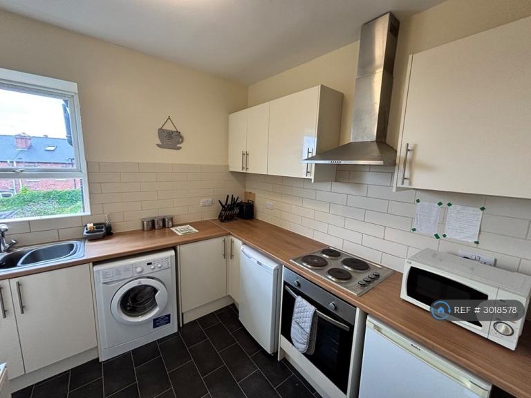 2 bedroom flat in Derbyshire Lane, Sheffield, S8 (2 bed) (#3018578)