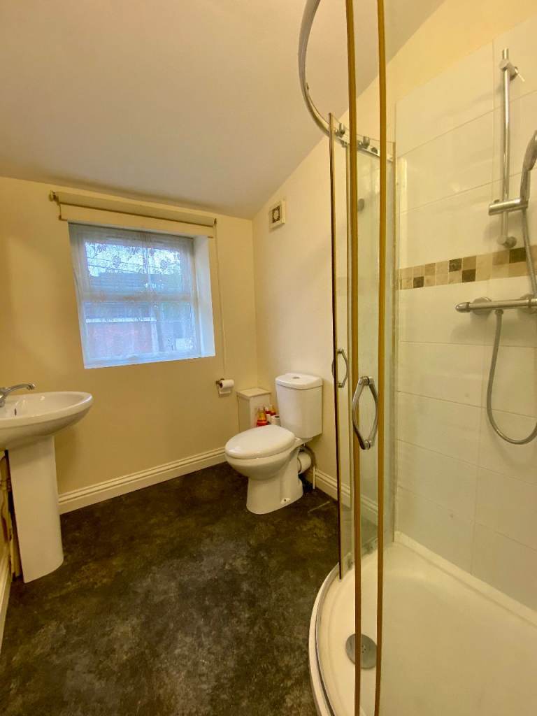 Large Modern 1 Bed Flat, bills incl, in heart of Swindon