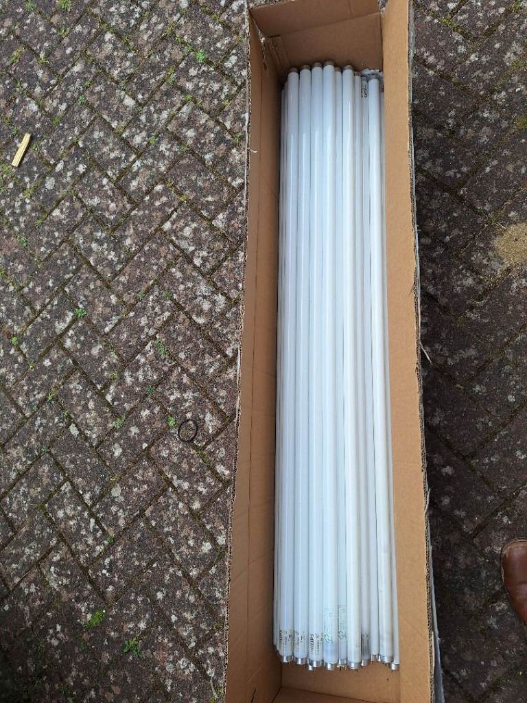 Will split: approx 25 fluorescent tubes approx 1.2m long. Mostly 36W/830. Free.