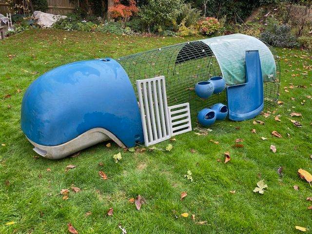 Omlet Eglu Classic chicken coop with 2m run and accessories