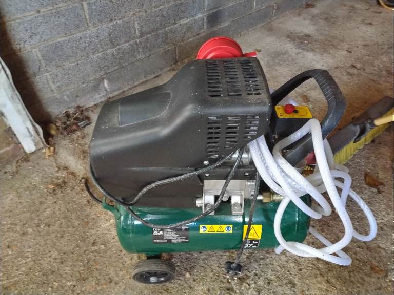 Air compressor with long hose and tyre inflator in good condition good working order 