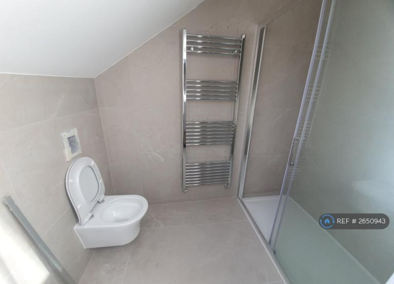 2 bedroom flat in Cromwell Avenue, London, N6 (2 bed) (#2650943)