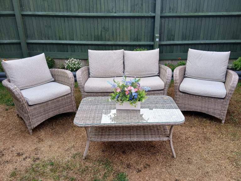 Dobbies rattan garden furniture set
