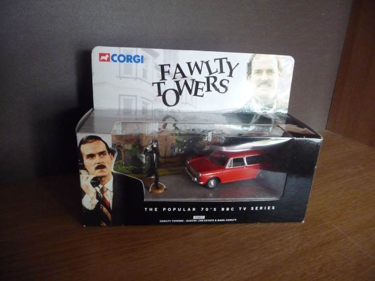 CORGI AUSTIN 1300 ESTATE DIECAST MODEL & BASIL FAWLTY FIGURE - 1:43 SCALE