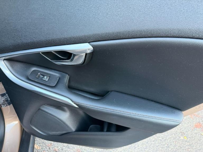 2015 Volvo V40 Cross Country 2.0 D4 Lux Nav Euro 6 (s/s) 5dr HATCHBACK Diesel Manual