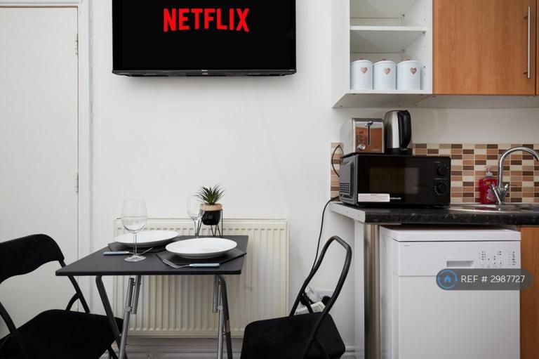 Studio flat in Blackhouse Road, Huddersfield, HD2 (#2987727)