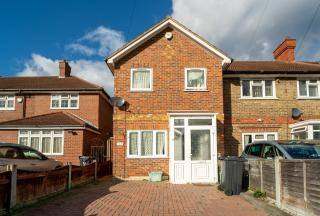 G8 Properties are pleased to offer this stunning 2 Bed House available to rent in IG6!