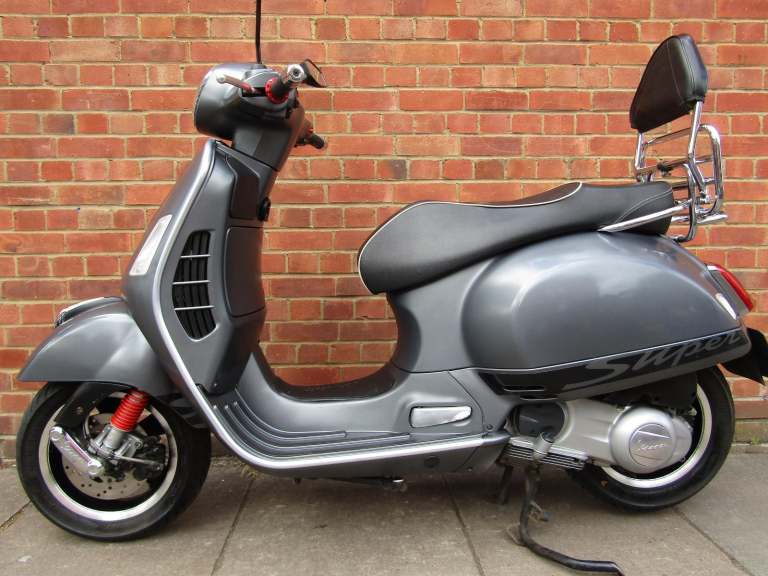 Piaggio Vespa GTS 300 * ONE KEEPER FROM NEW * 9850  MILES* MAT GREY * 