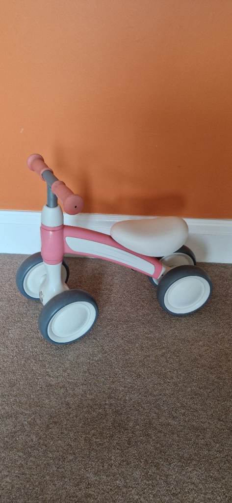Q PLAY 4 WHEEL BALANCE BIKE. PINK. IN EXCELLENT CONDITION.