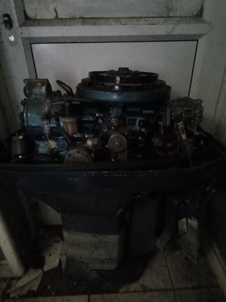 Suzuki 50hp 2 stroke outboard powerhead and mid section.  To clear