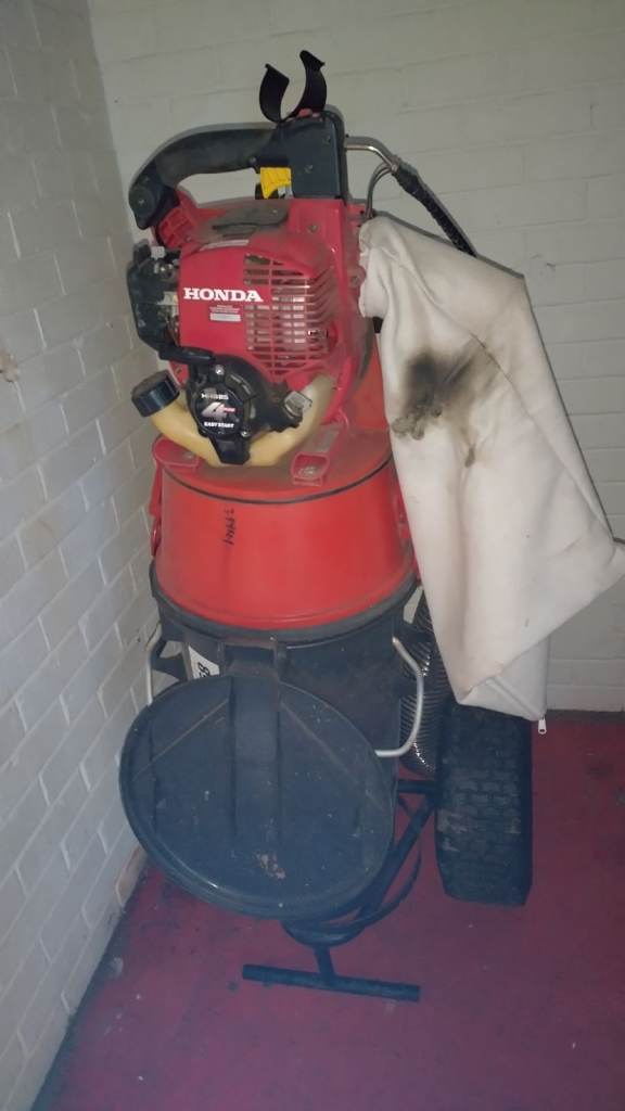 trafalgar paddock cleaner muck poo pc50 honda engine pedestrian leaf collector horse alpaca