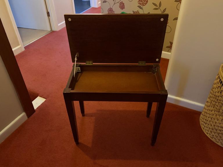 Free piano/organ stool 