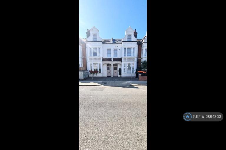 Studio flat in Montserrat Road, London, SW15 (#2864303)