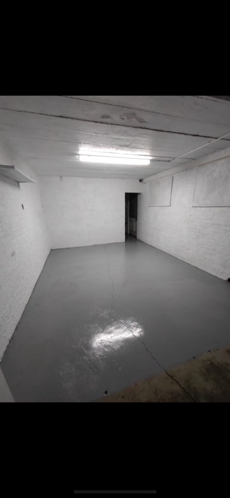 Large garage for rent in Heath with parking 