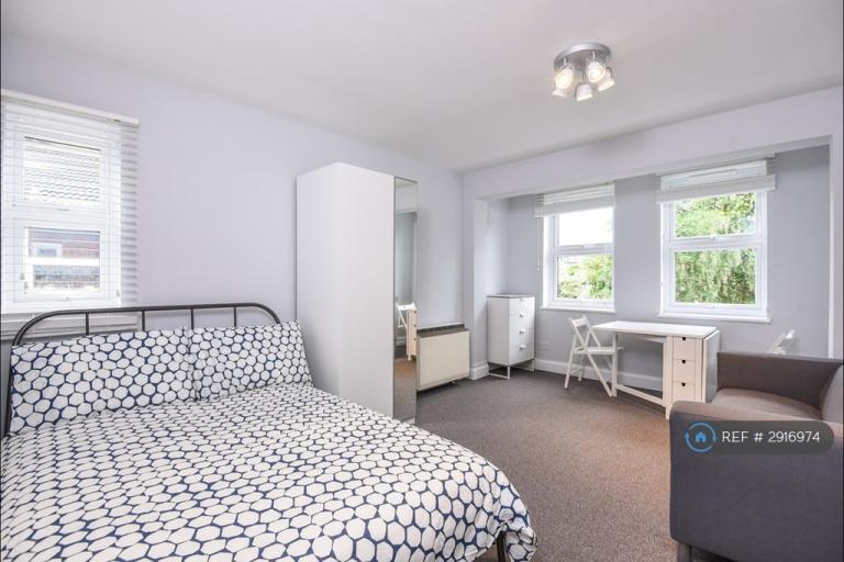 1 bedroom flat in Harlesden Road, London, NW10 (1 bed) (#2916974)