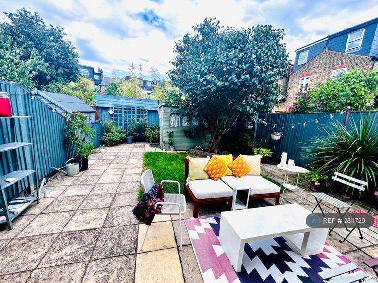 2 bedroom house in Keepers Mews, Teddington, TW11 (2 bed) (#2811729)