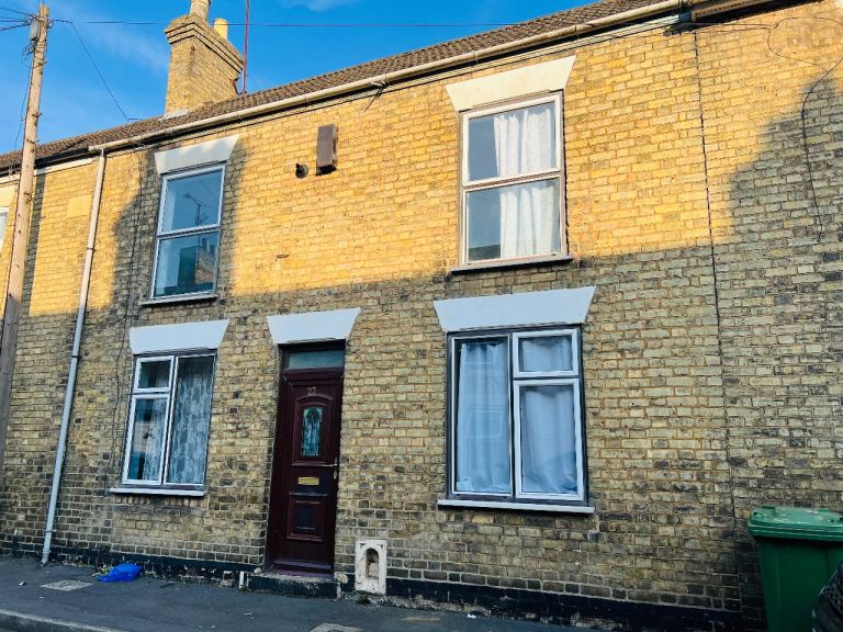 SPACIOUS 2-BEDROOM HOUSE WITH 2 BATHROOMS & 2 RECEPTION ROOMS – CENTRAL PETERBOROUGH PE1