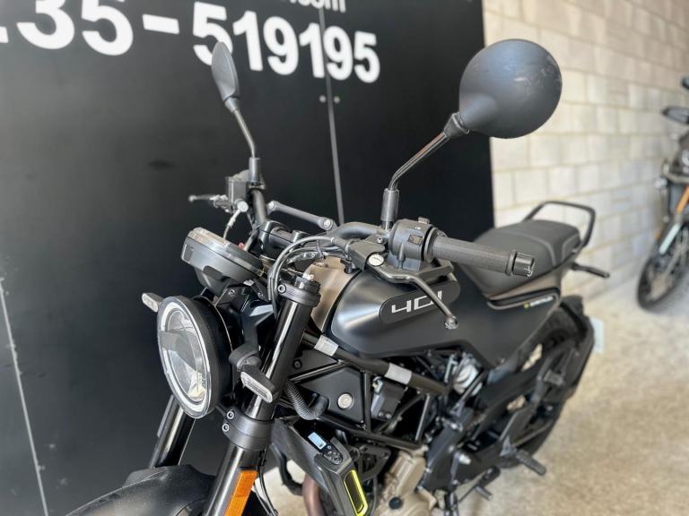 STUNNING ONE OWNER 2023/23 HUSQVARNA SVARTPILEN 401 MOTORYCYCLE