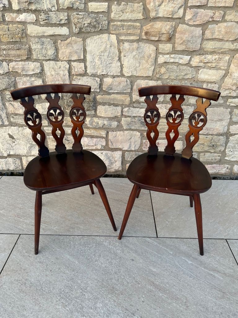 2x Ercol Windsor Dining Chairs Circa 1950s Triple Fleur De Lys
