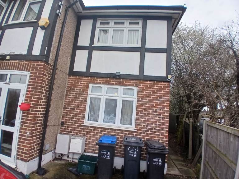 Three Bedroom House include Council Tax Bill in Raynes Park