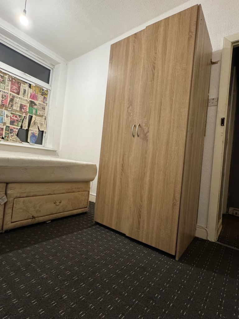 singel room available perfer indian girls 