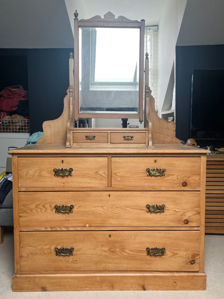 Beautiful Victorian solid wood chest of drawers and mirror