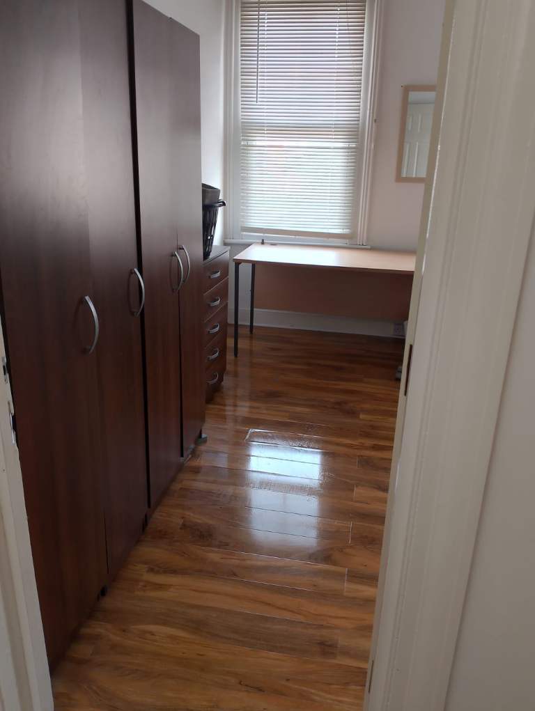 Large double room to let inSW17