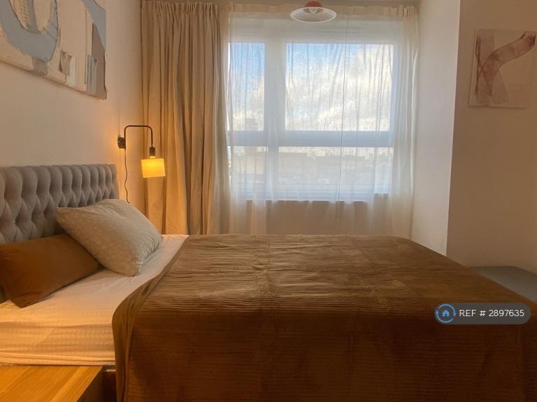 1 bedroom flat in Topham House, London, SE10 (1 bed) (#2897635)