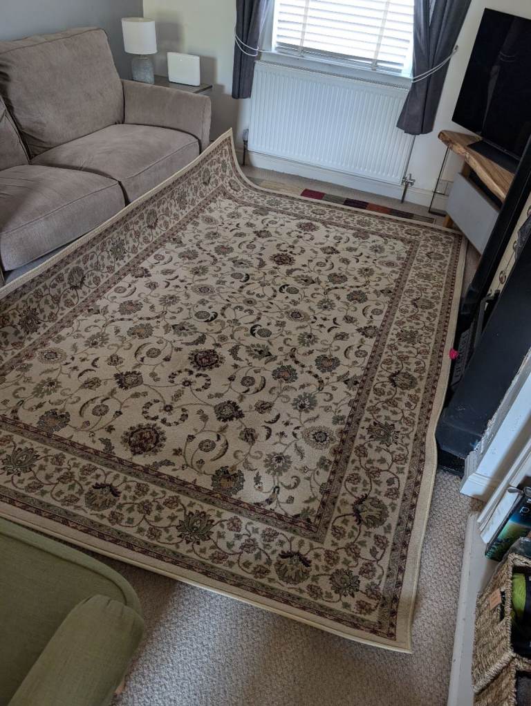 200x285cm rug in good condition.